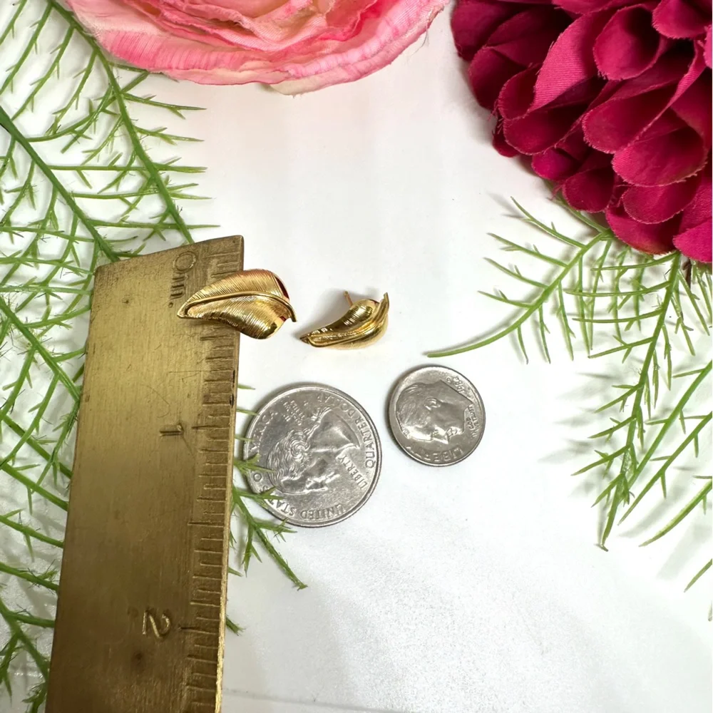 VINTAGE⚜️14K GF Gold Leaf Stud Earrings - Wells